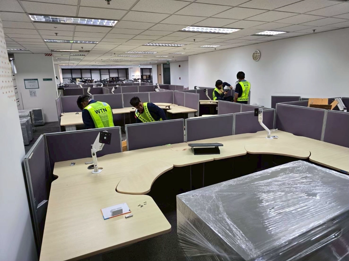 ผลงานการรื้อถอดขนย้ายประกอบติดตั้งเฟอร์นิเจอร์โต๊ะทำงาน